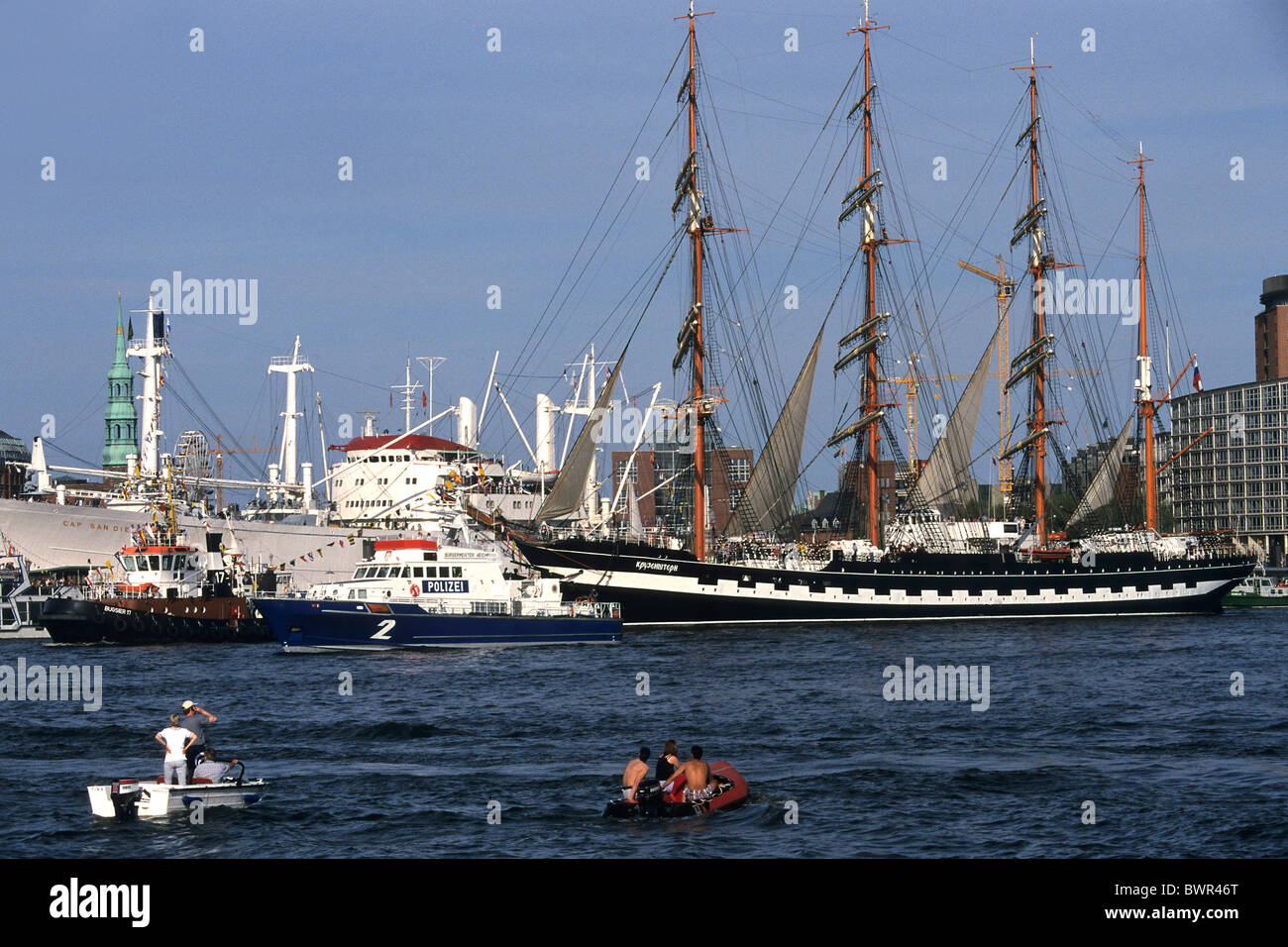 Germania Europa dal porto di Amburgo compleanno parade Fiume Elba sailship le navi a vela Barche porto di persone Foto Stock