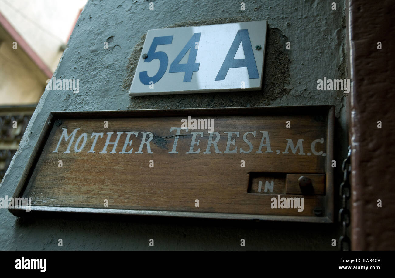 Pannello della porta a Kolkata edificio che Madre Teresa nel sepolcro. Per la missione di suore e ai visitatori ella è " in " Foto Stock