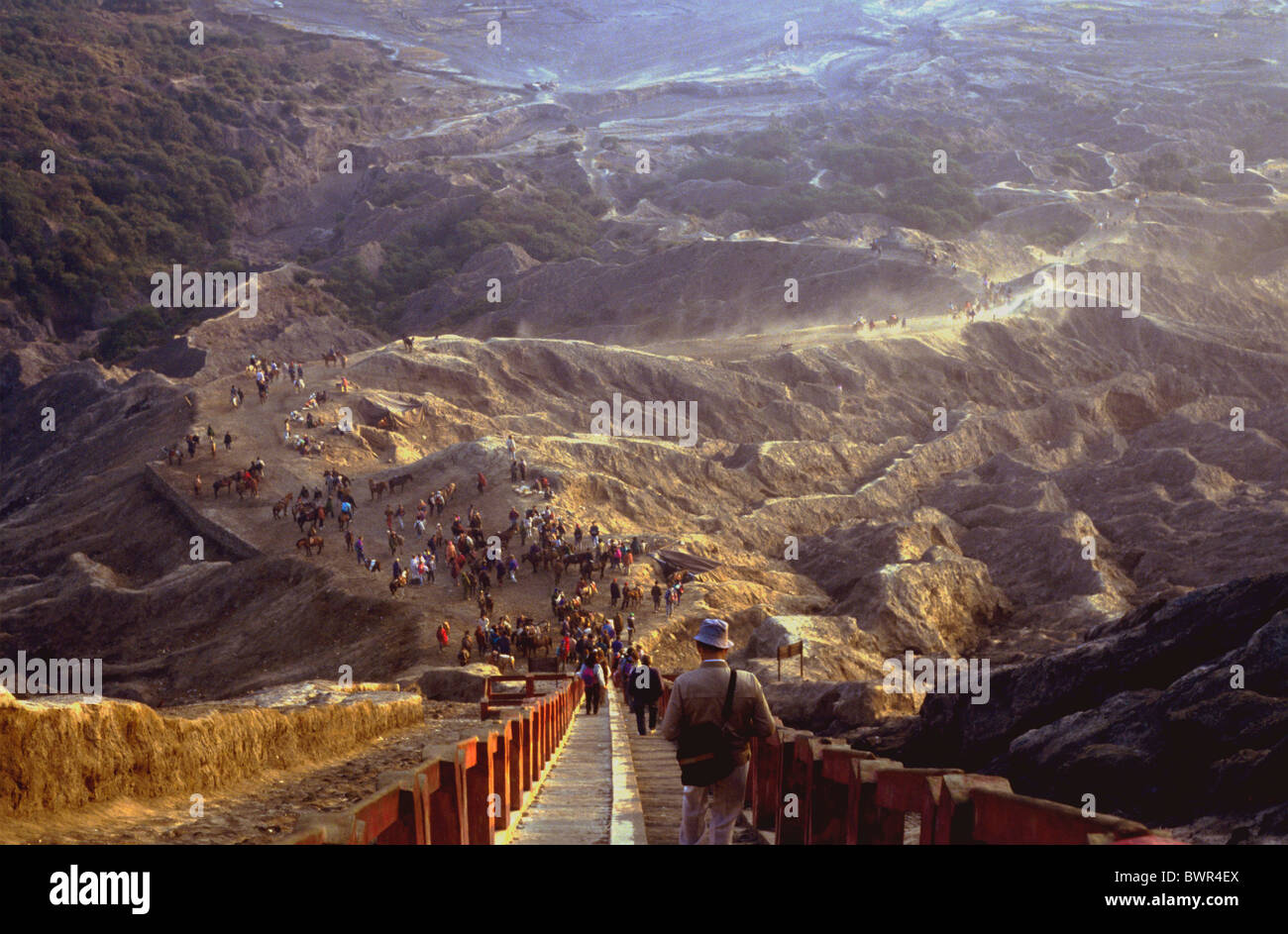 Indonesia Gunung vulcano Bromo isola di Giava Gunung Bromo vulcano attivo turisti guardando Asia vulcano Bromo Foto Stock