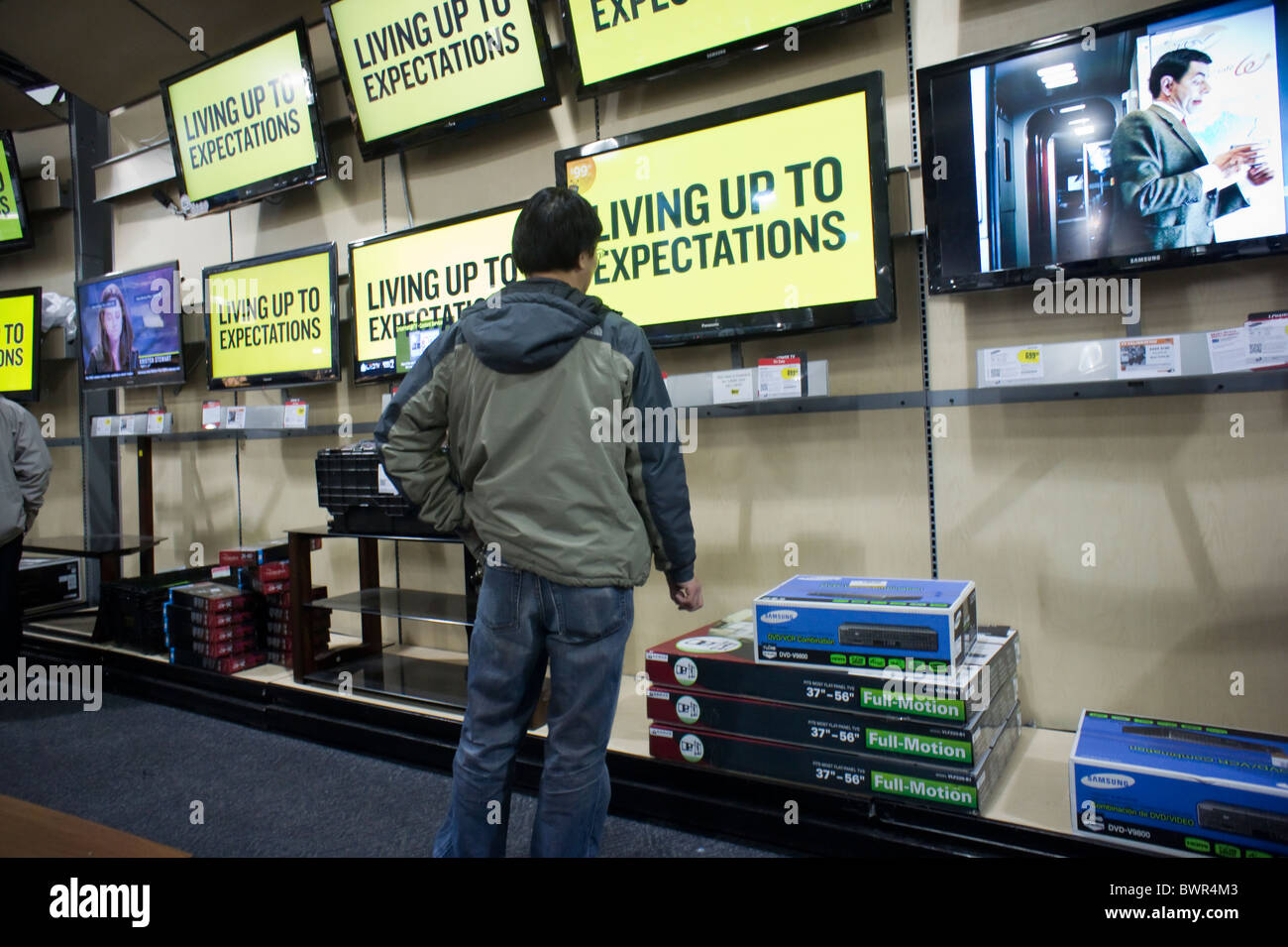 Gli amanti dello shopping al televisore a schermo piatto di reparto in un Best Buy negozio di elettronica in New York Foto Stock