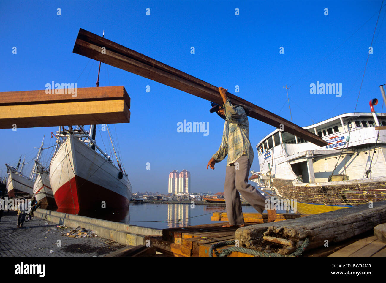 Indonesia isola di Giava Jakarta city town Jakarta Sundakelapa porto vecchio porto di Makassar golette timbe scarico Foto Stock