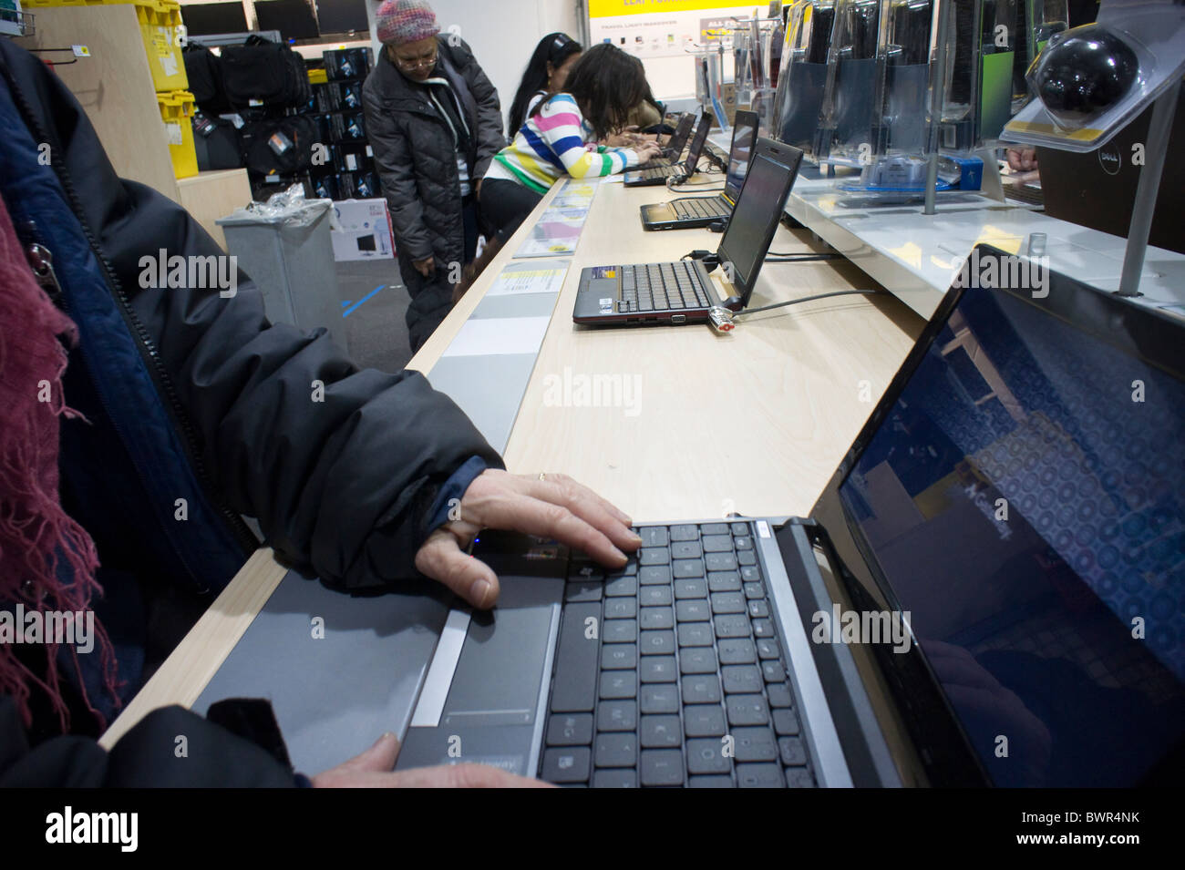 Gli amanti dello shopping nel dipartimento di computer in un Best Buy negozio di elettronica in Elmhurst nel New York Borough of Queens Foto Stock