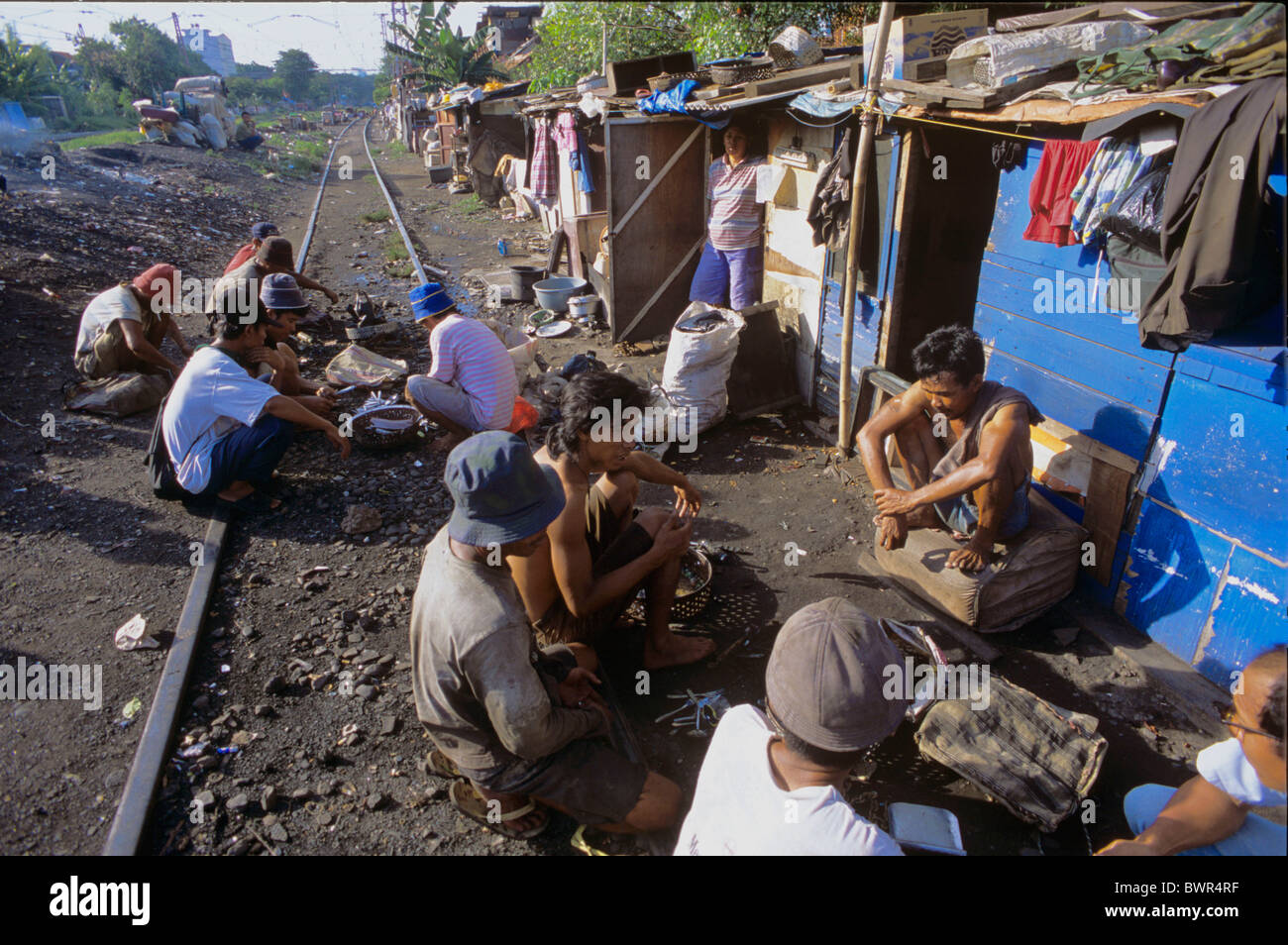 Indonesia Jakarta city isola di Giava città Jakarta uomini posate pulizia recuperato garbage rivendere la rivendita di sel Foto Stock