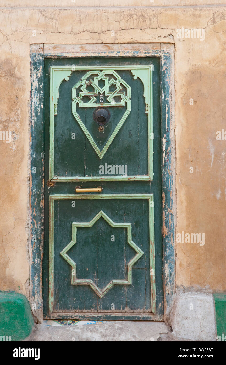 Una vecchia porta verde nella Medina di Marrakech, Marocco. Foto Stock