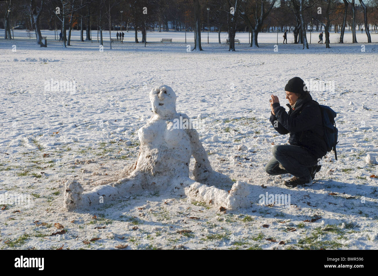 Un 'snowlady' avente la sua foto scattata nei prati a Edimburgo, Scozia. Foto Stock