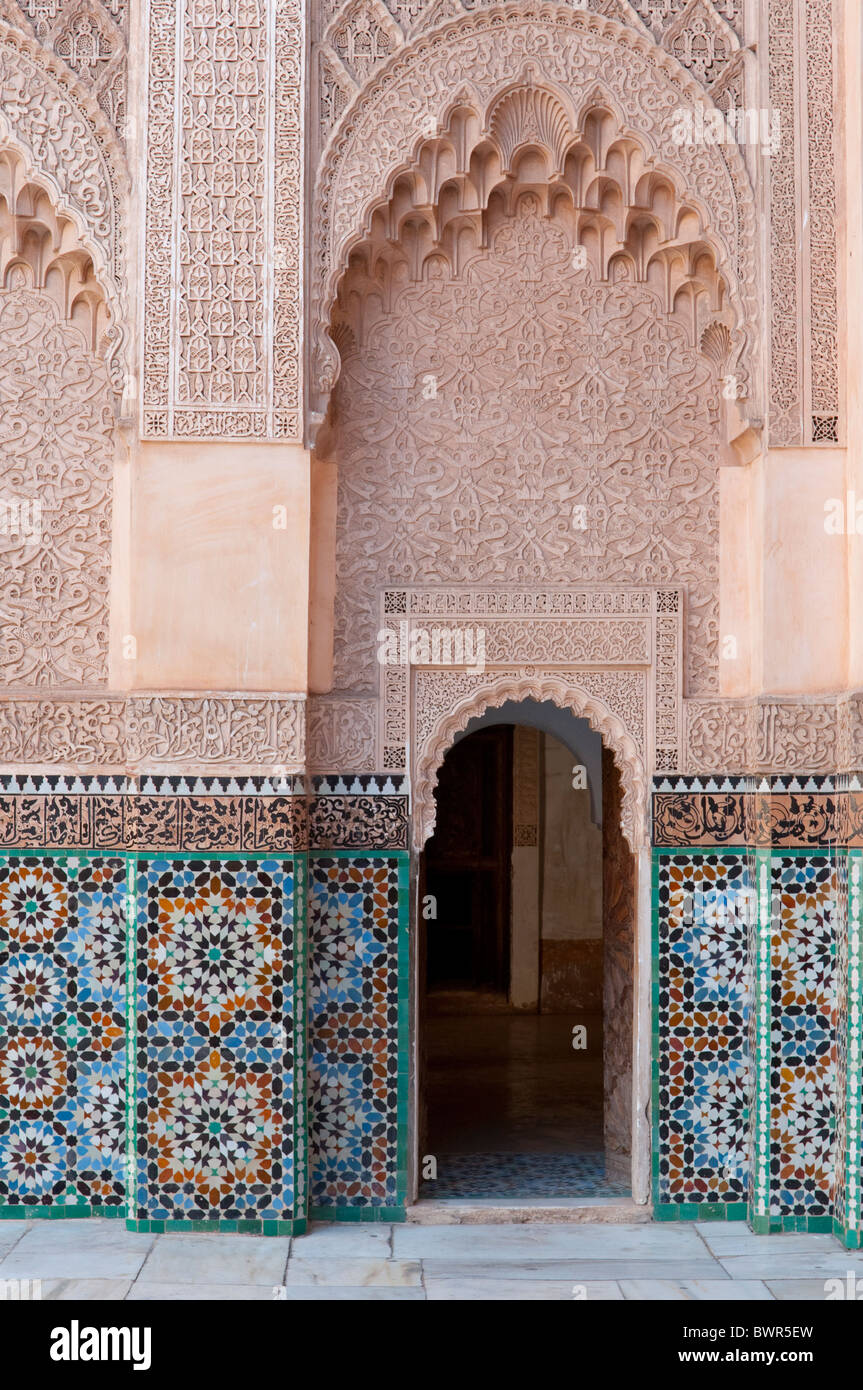 Architettura di interni di Ben Youseff scuola coranica nella Medina di Marrakech, Marocco. Foto Stock