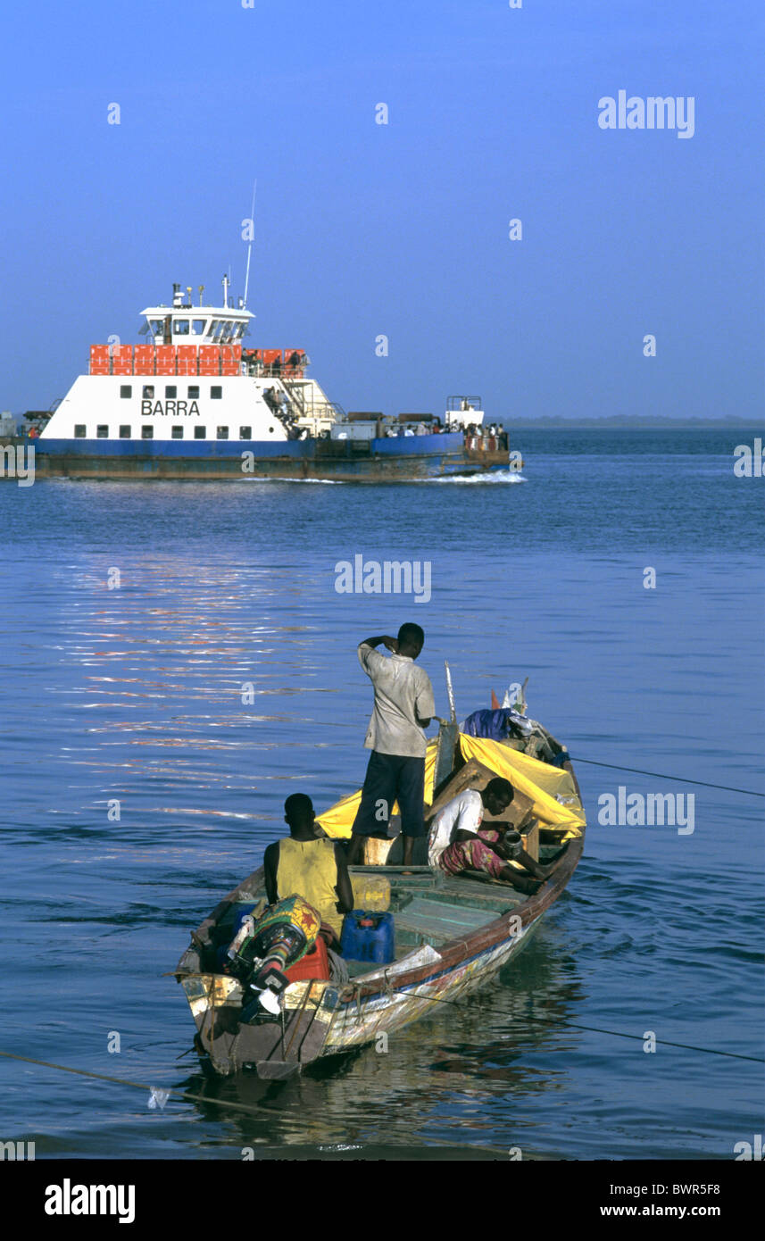 Gambia Barra-Banjul traversata in traghetto del fiume Gambia African acqua barca dei pescatori il trasporto via nave trasporto Foto Stock