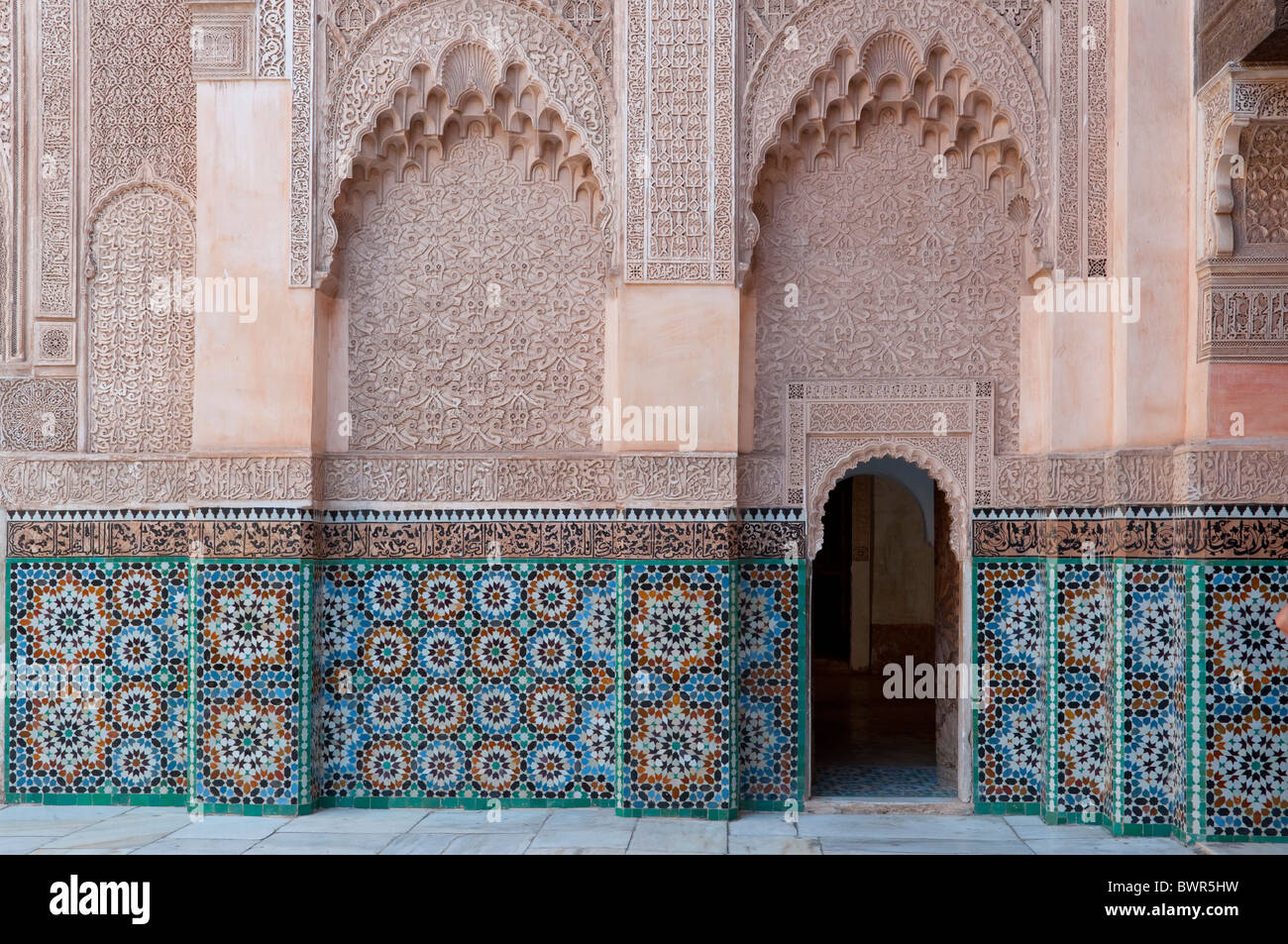 Architettura di interni di Ben Youseff scuola coranica nella Medina di Marrakech, Marocco. Foto Stock