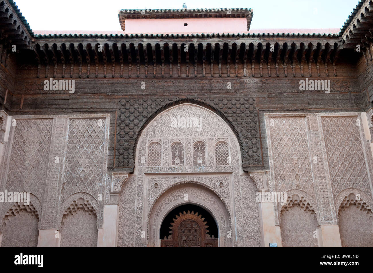 Architettura di interni di Ben Youseff scuola coranica nella Medina di Marrakech, Marocco. Foto Stock