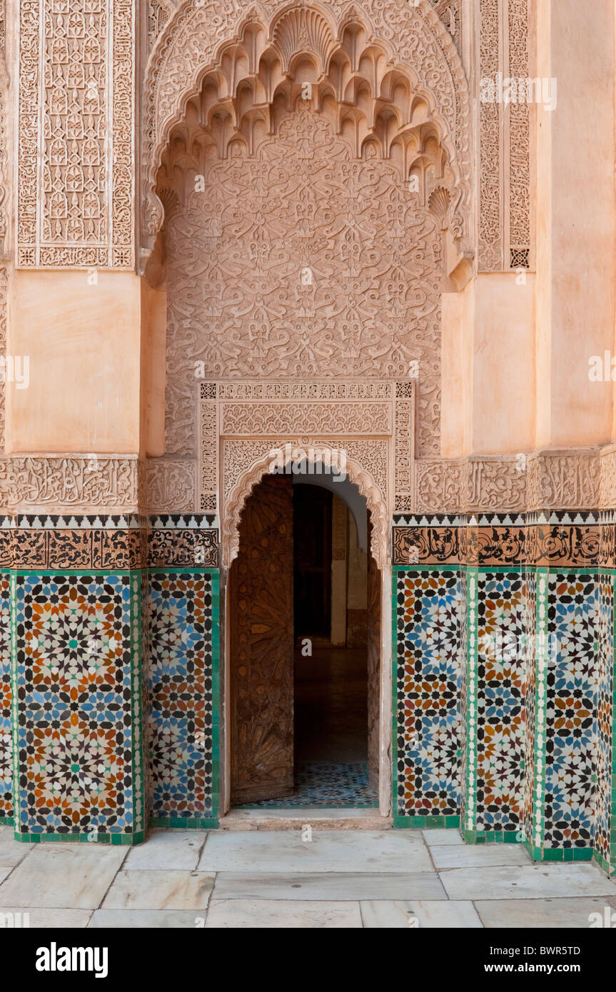 Architettura di interni di Ben Youseff scuola coranica nella Medina di Marrakech, Marocco. Foto Stock
