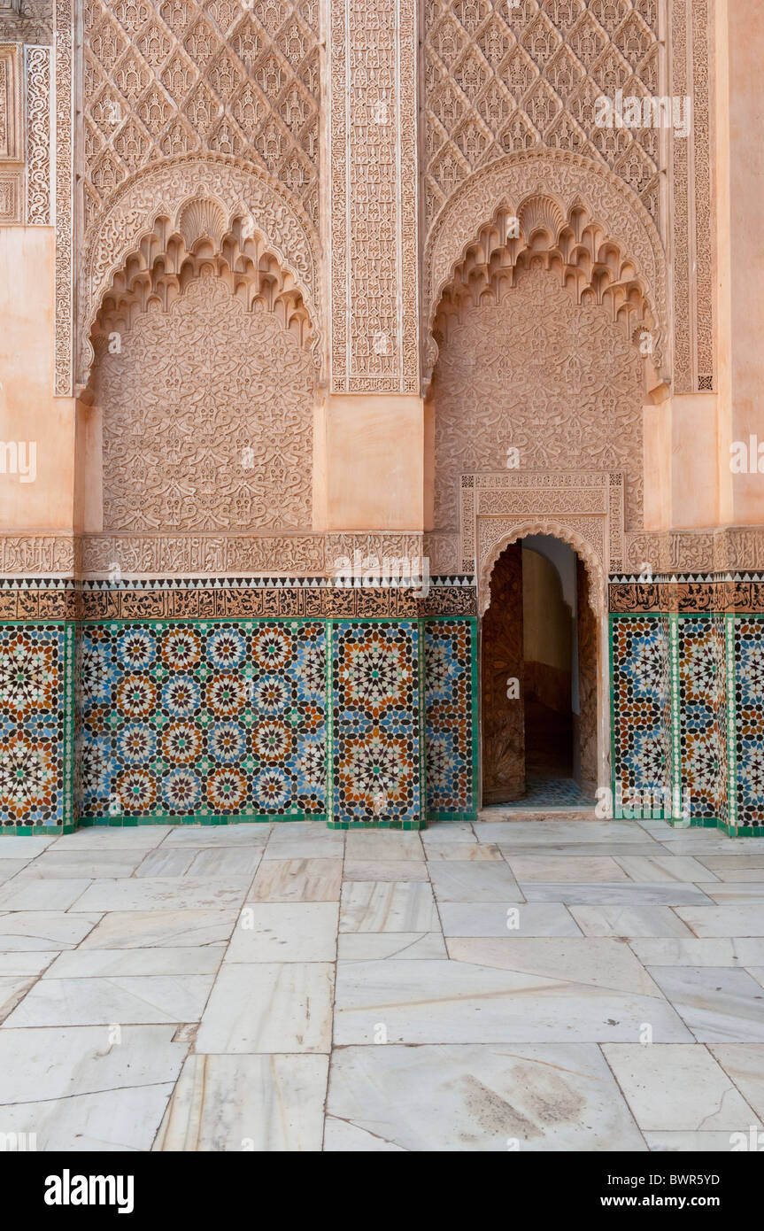 Architettura di interni di Ben Youseff scuola coranica nella Medina di Marrakech, Marocco. Foto Stock