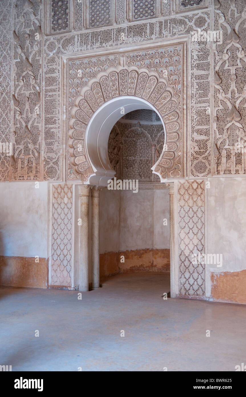 Architettura di interni di Ben Youseff scuola coranica nella Medina di Marrakech, Marocco. Foto Stock