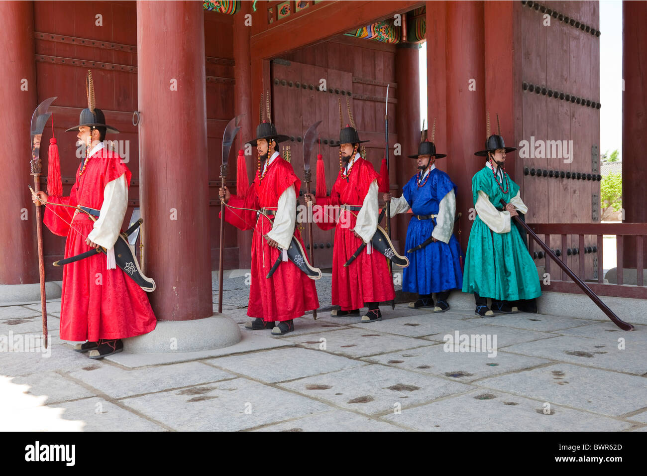 Protezioni cerimoniale presso il Palazzo Gyeongbokgung Seoul Corea del Sud. JMH3870 Foto Stock