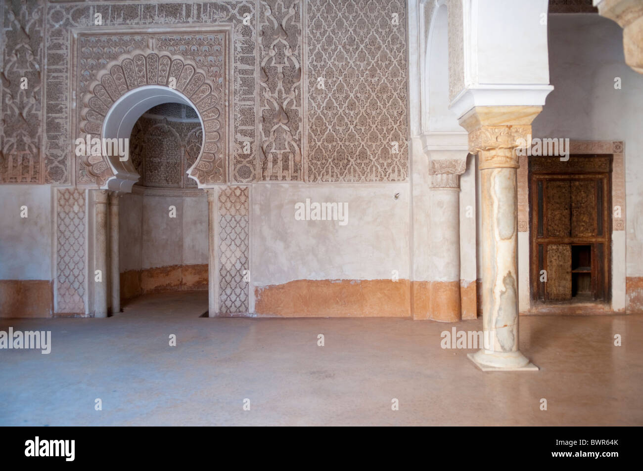 Architettura di interni di Ben Youseff scuola coranica nella Medina di Marrakech, Marocco. Foto Stock
