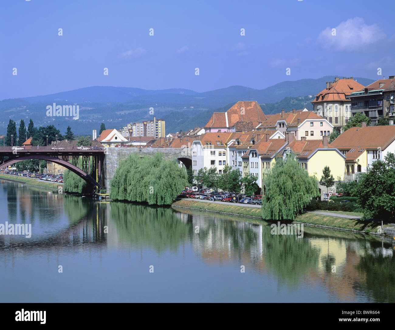La Slovenia Maribor. vista città vecchia città sul fiume Drava cityscape Europa città di Maribor riflessioni di acqua Foto Stock