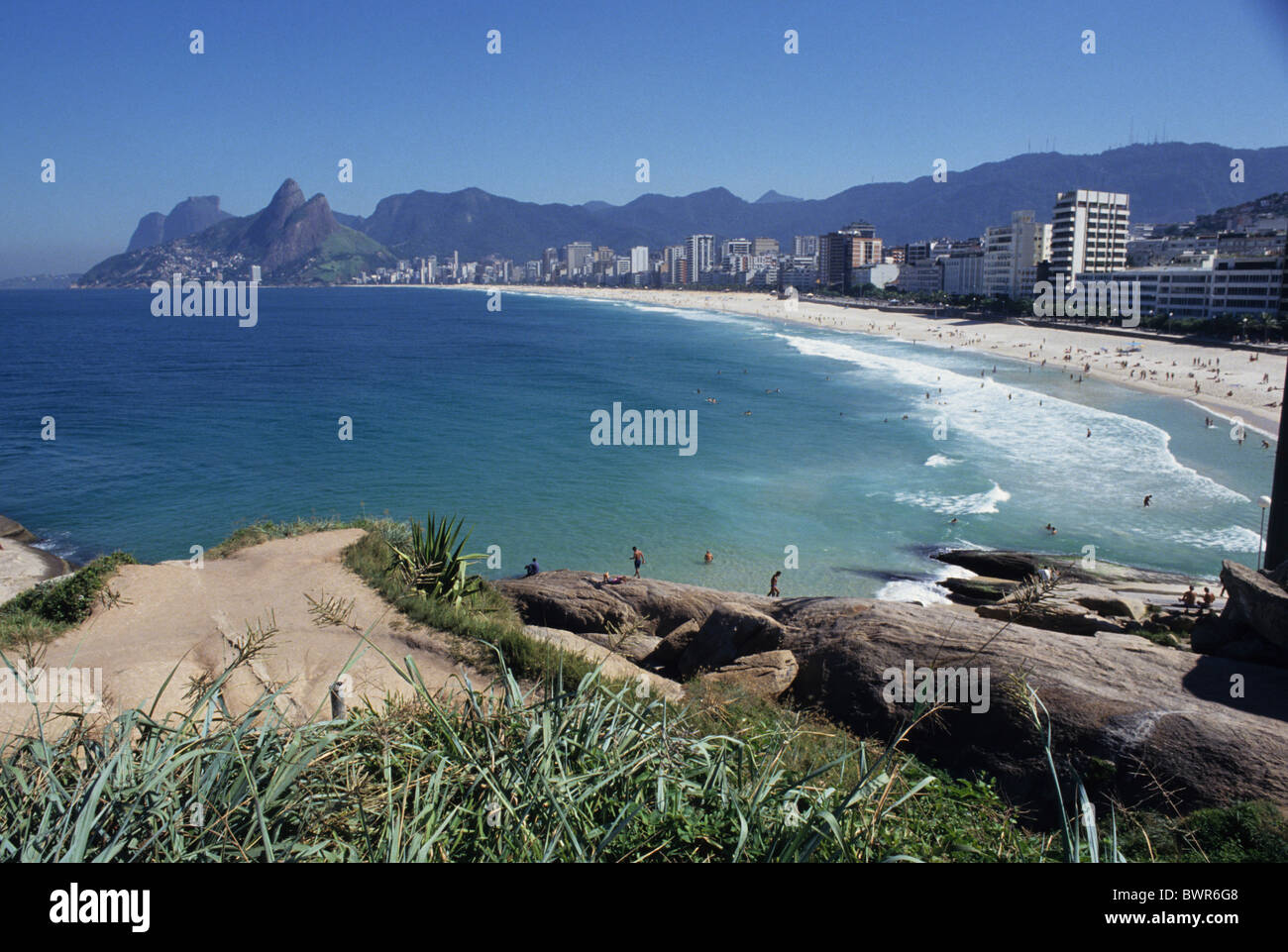 Il Brasile America del sud di Rio de Janeiro Copacabana city town shore spiaggia mare oceano panoramica orizzontale f Foto Stock