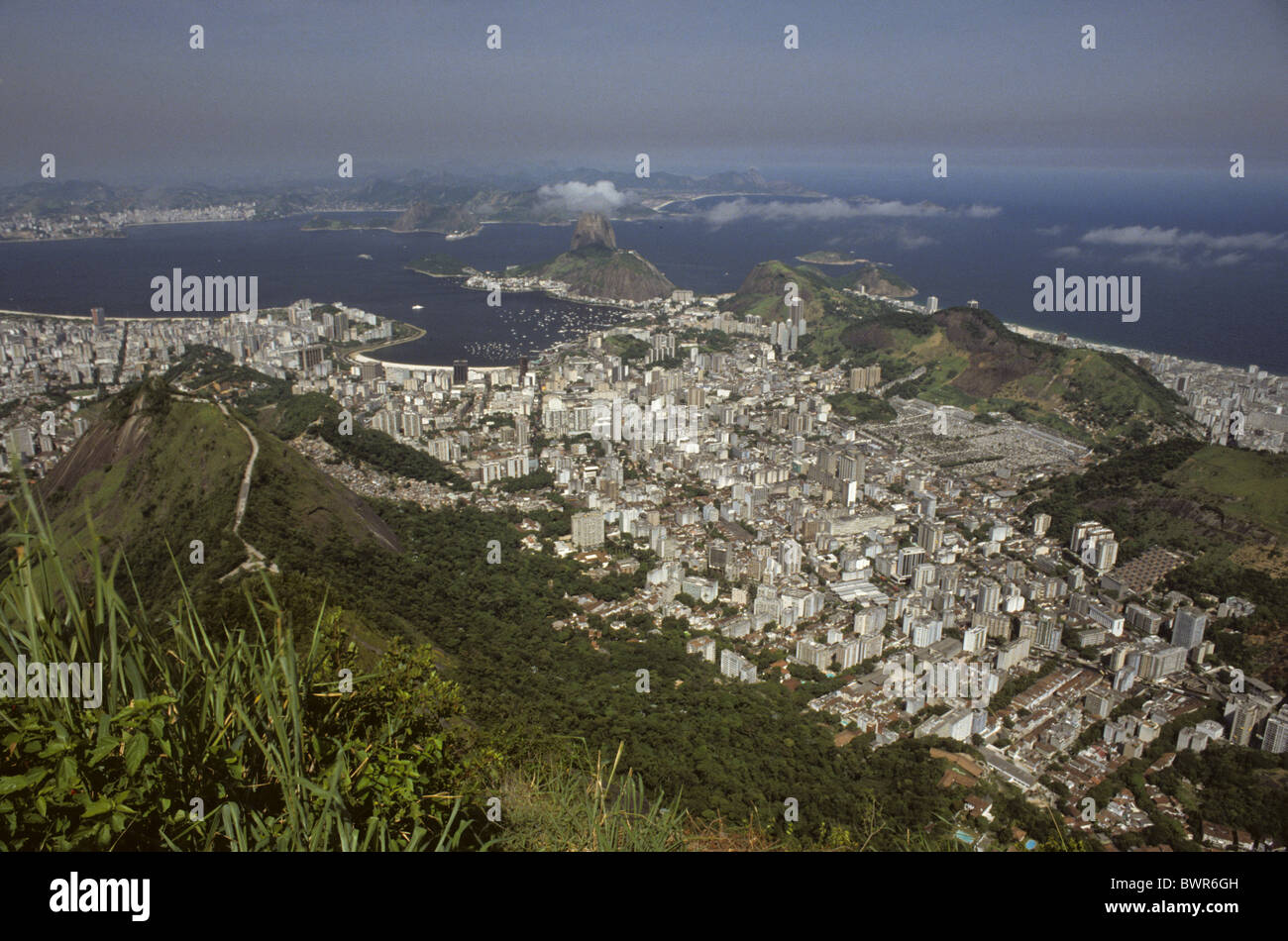 Il Brasile America del sud di Rio de Janeiro vista panoramica vista dal Corcovado city città costa litorale oceano mare Foto Stock