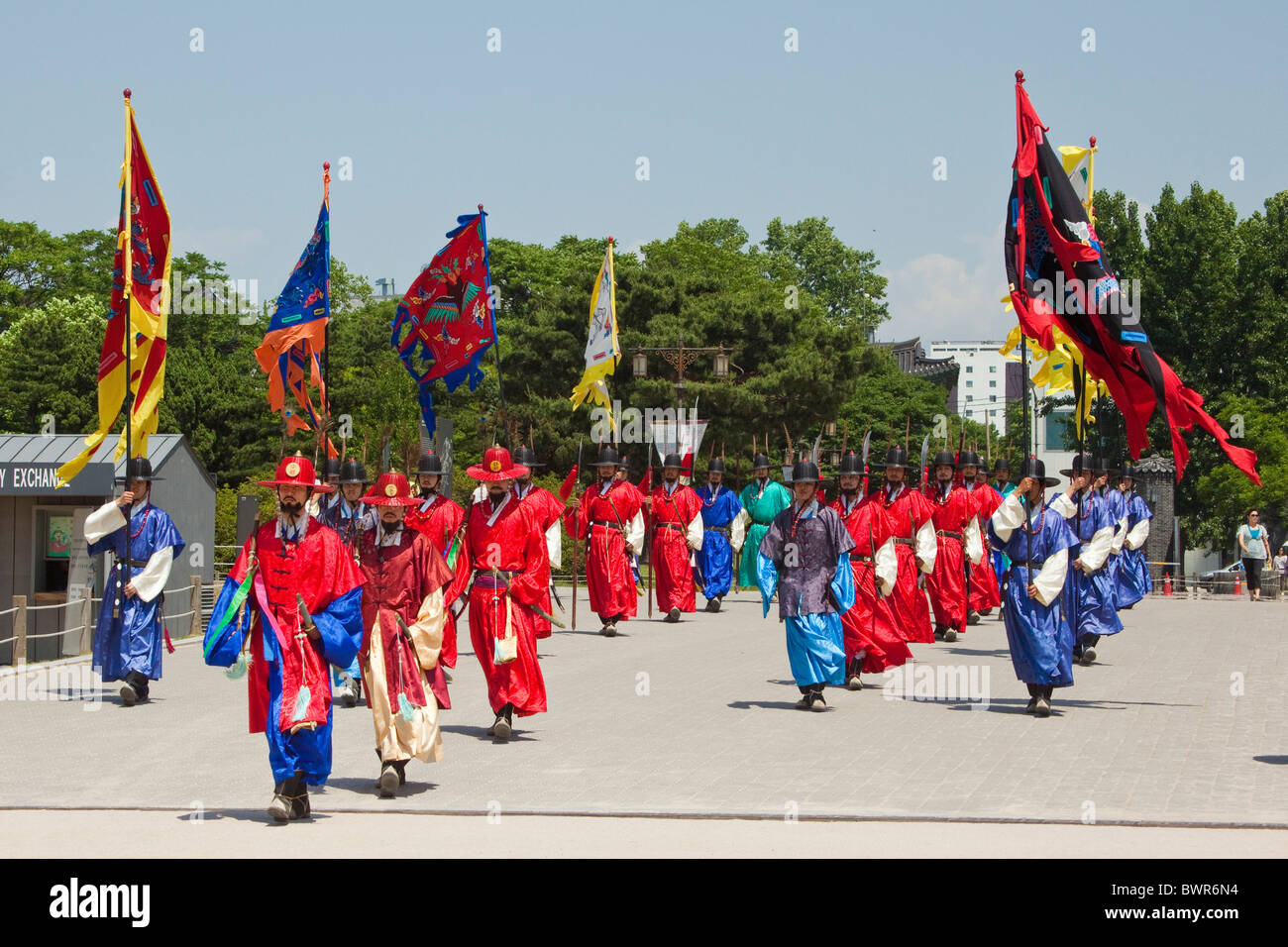 Protezioni cerimoniale presso il Palazzo Gyeongbokgung Seoul Corea del Sud. JMH3880 Foto Stock