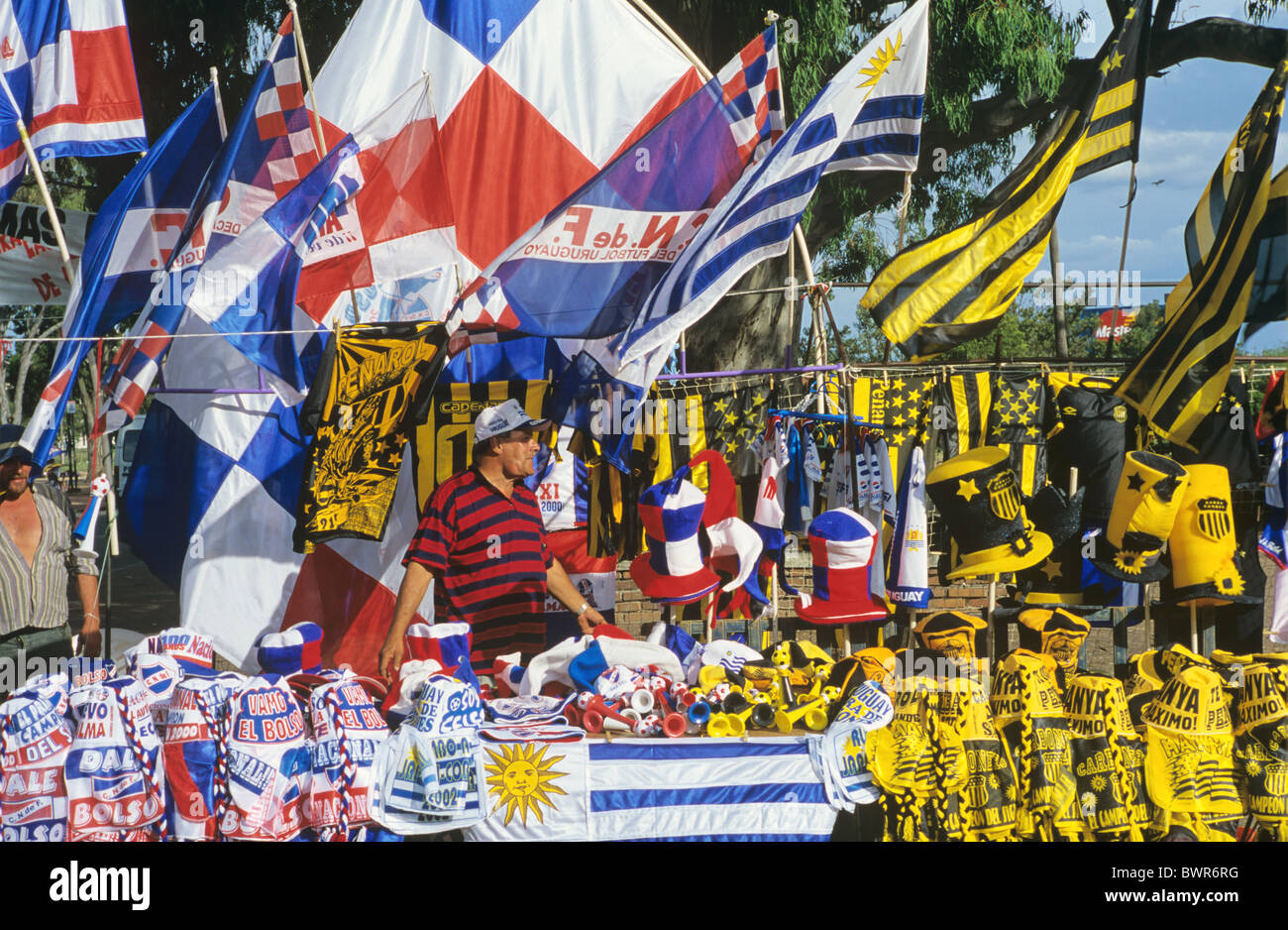 Uruguay Montevideo city football parafernalia venditore Estadio Centenario derby Penarol versus Club Nacional Foto Stock