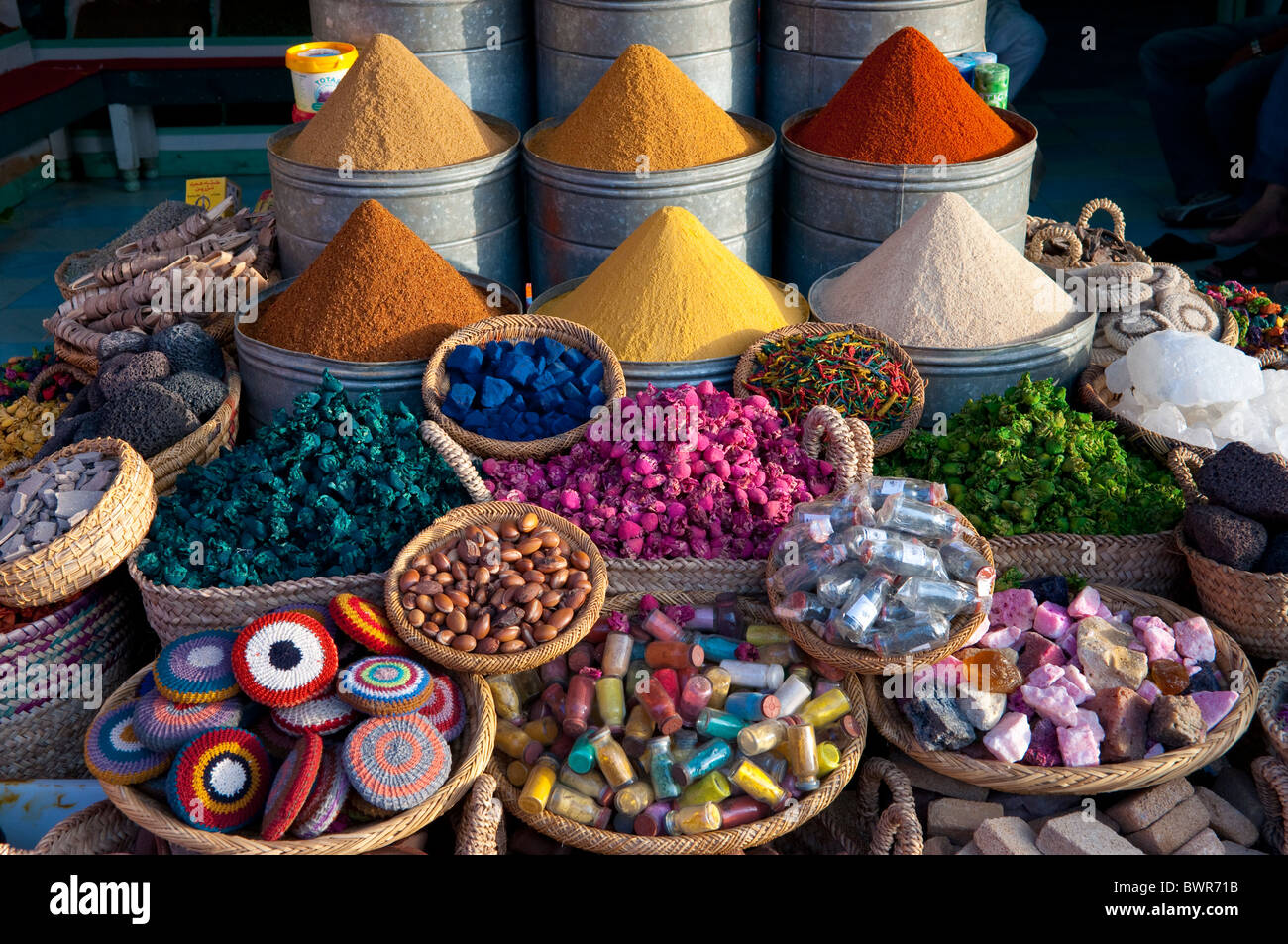 Il souq al mercato delle spezie nella Medina di Marrakech, Marocco. Foto Stock
