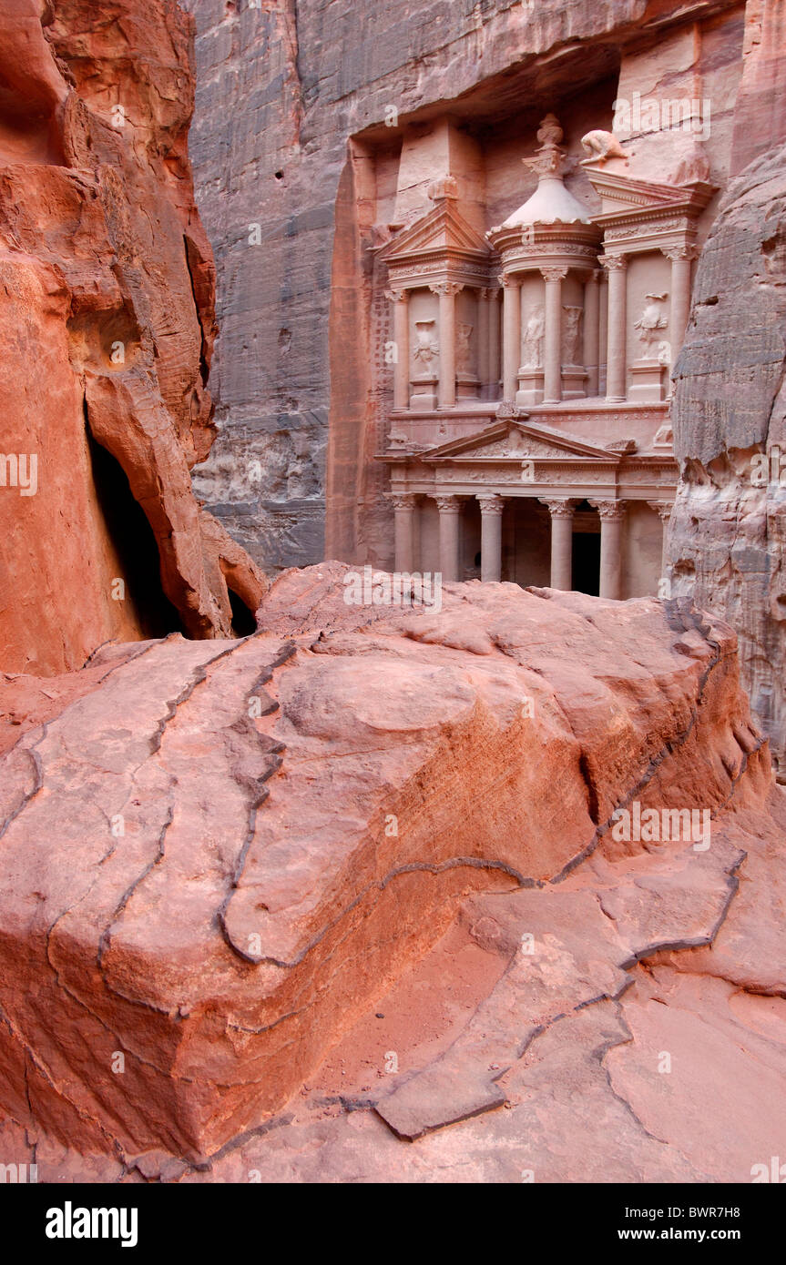 La Giordania dune di sabbia di Wadi Rum Desert Medio Oriente paesaggio montagne rock turisti spedizione avventura di viaggio Foto Stock