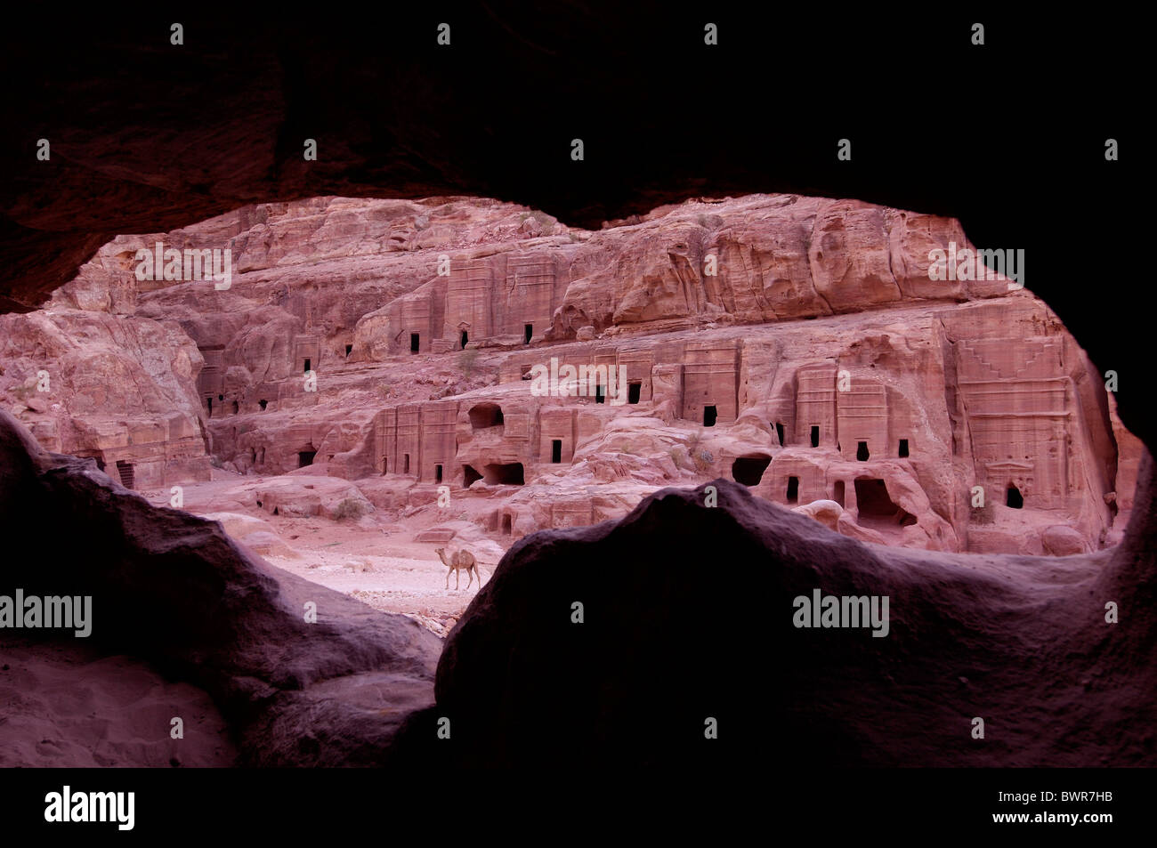 La Giordania dune di sabbia di Wadi Rum Desert Medio Oriente paesaggio montagne rock turisti spedizione avventura di viaggio Foto Stock