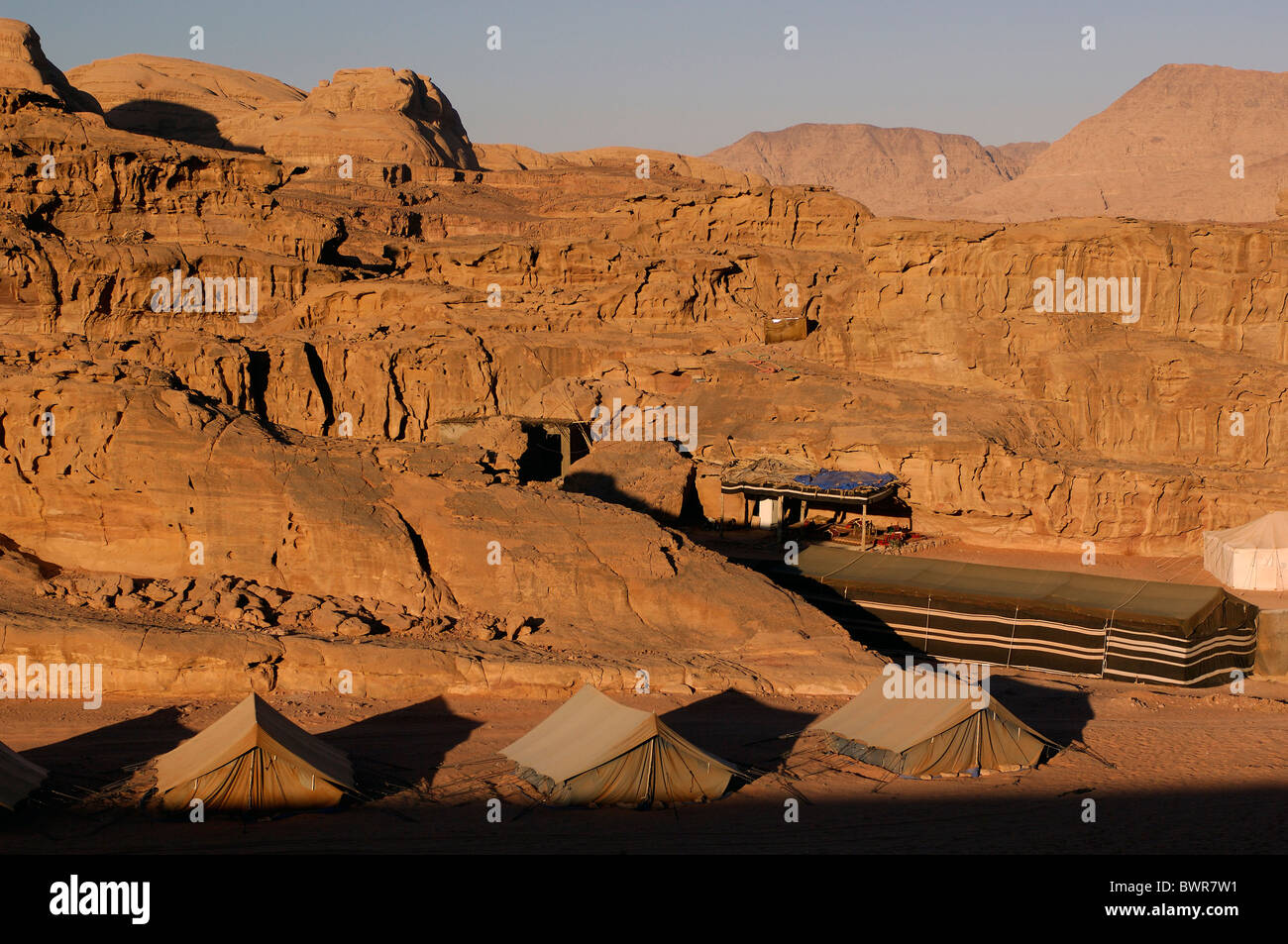 La Giordania dune di sabbia di Wadi Rum Desert Medio Oriente paesaggio montagne rock turisti spedizione avventura di viaggio Foto Stock