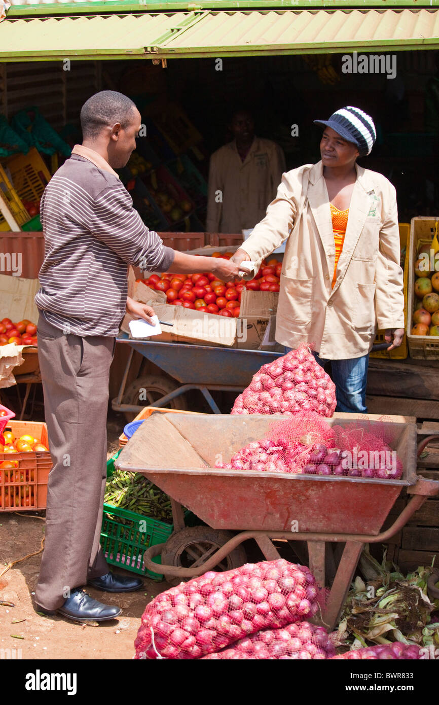 Amministratore da una ONG (Maji Mazuri) acquisto di cipolle, Nairobi, Kenia Foto Stock