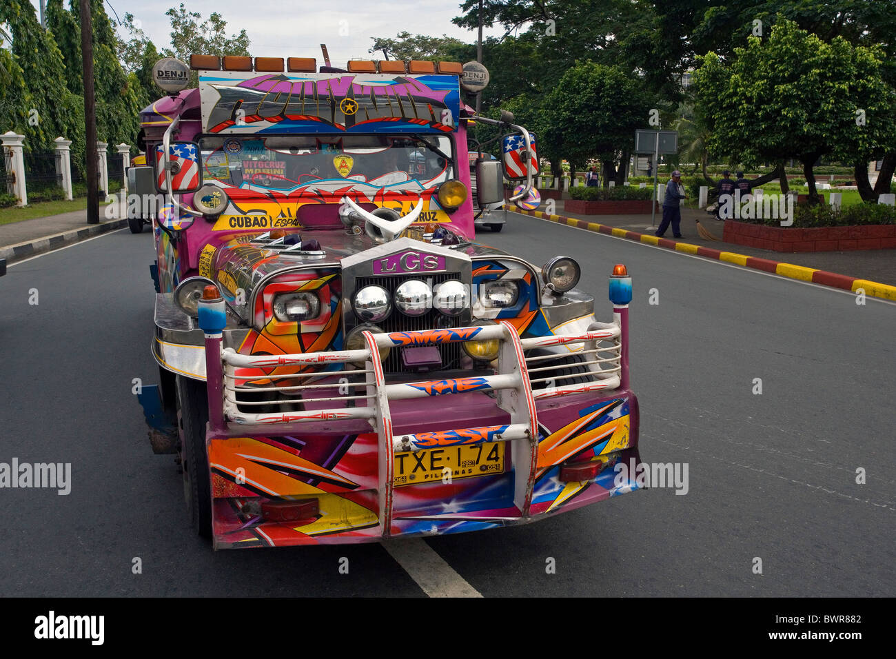 Filippine Manila Città Jeepney trasporto locale Asia trasporto pubblico autobus minibus veicolo colorato colo Foto Stock