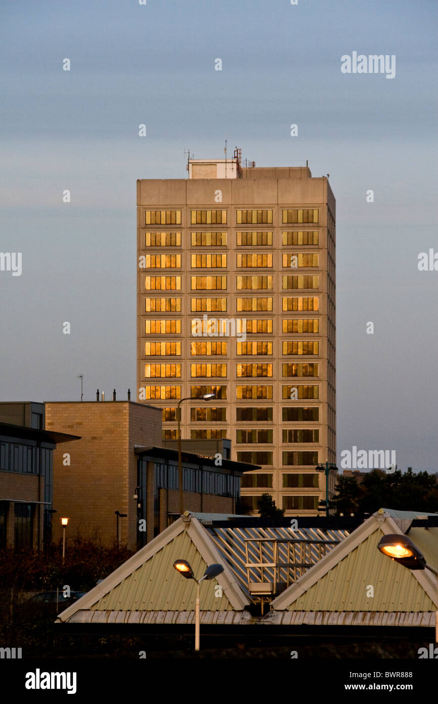 I riflessi del tramonto sul Tayside House windows la sede Dundee City Council,UK Foto Stock