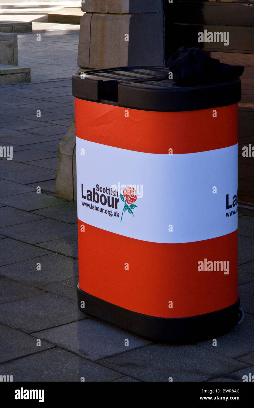 Un bollard con un poster visualizzando la Scottish Labour Party campagna durante una politica locale di elezioni a Dundee, Regno Unito Foto Stock