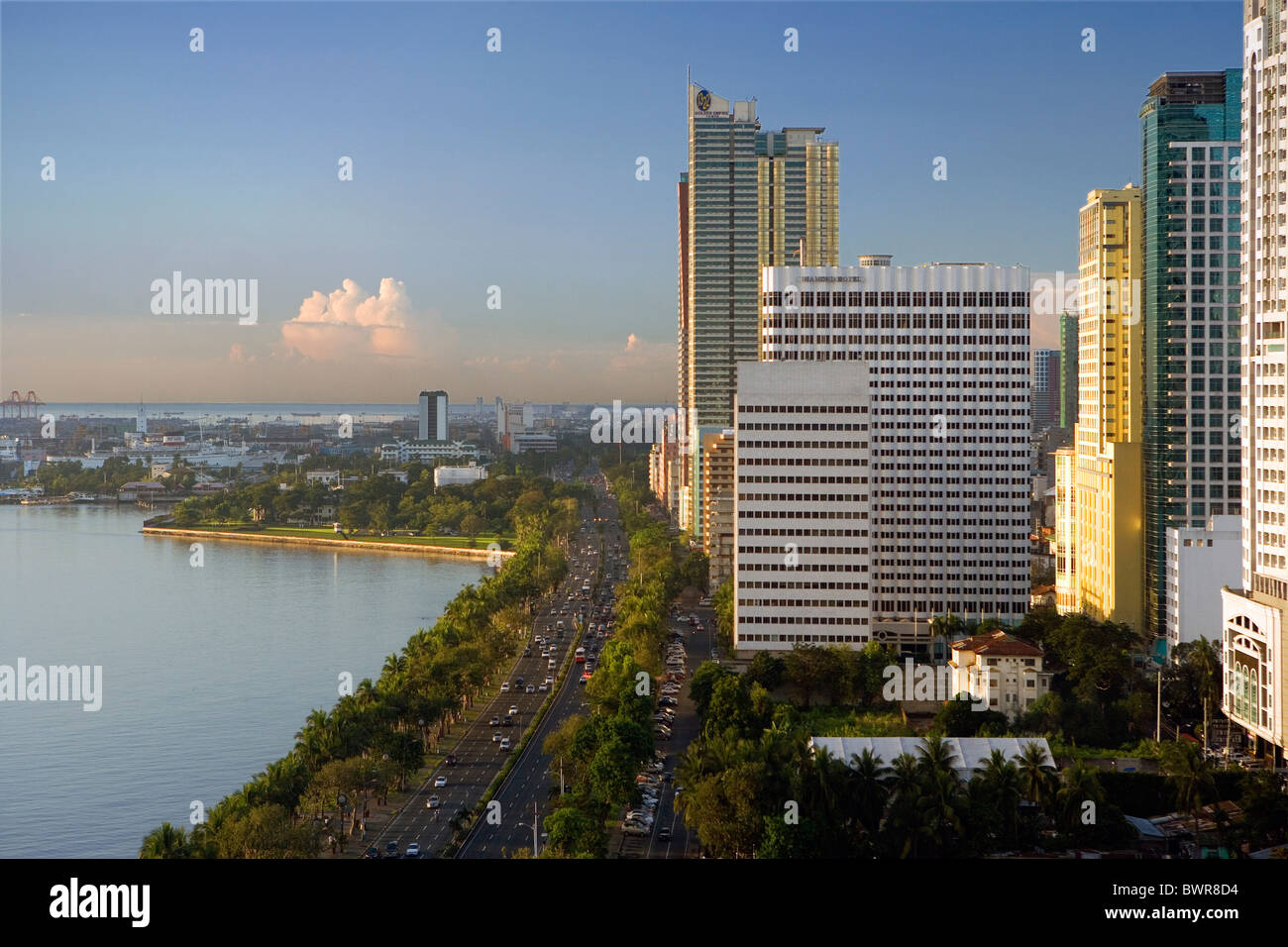 Filippine Manila City Roxas Boulevard Asia panoramica si affacciano su crepuscolo alba sera edifici ad alta skyscra Foto Stock