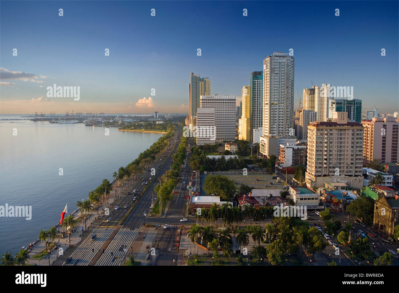 Filippine Manila City Roxas Boulevard Asia panoramica si affacciano su crepuscolo alba sera edifici ad alta skyscra Foto Stock