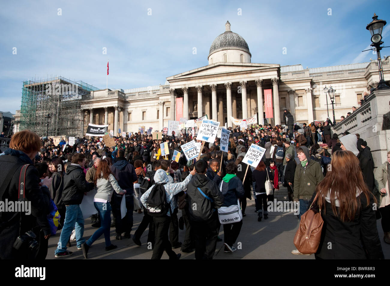 Gli studenti protestano contro la tassa di iscrizione si alza e abolizione dell'istruzione assegni di mantenimento (EMA) Trafalgar square Nov/24/2010 Foto Stock