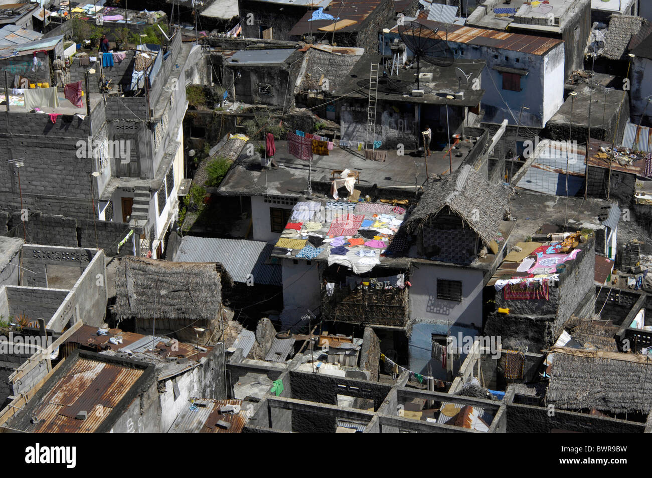 Comore Mutsamudu città isola di Anjouan Oceano Indiano città capitale di Anjouan tetti panoramica della città si affacciano livin Foto Stock