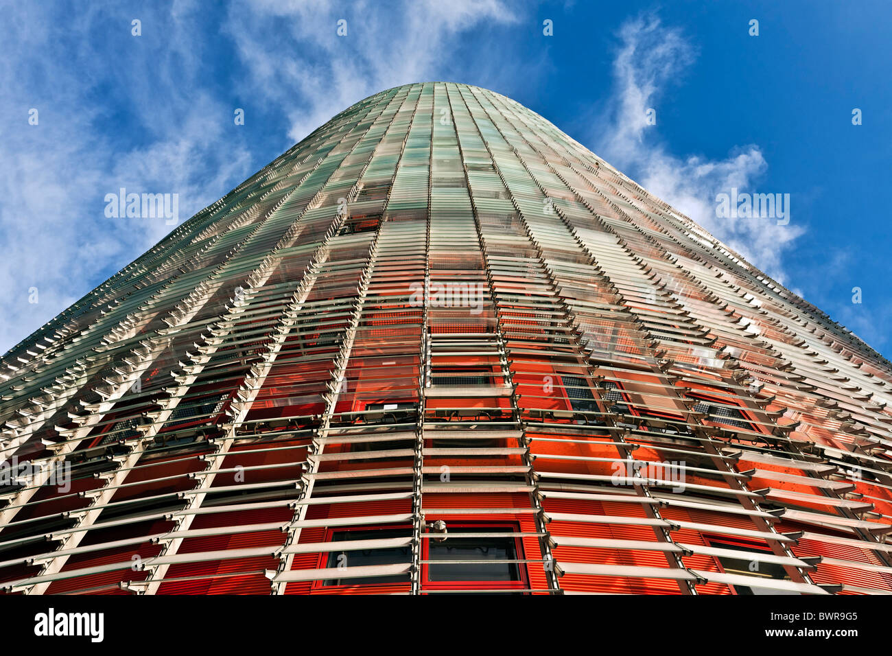 Torre Agbar grattacielo a Placa de les Glories Catalanes a Barcellona, progettato dall'architetto Jean Nouvel, Catalogna, Spagna, Ue Foto Stock