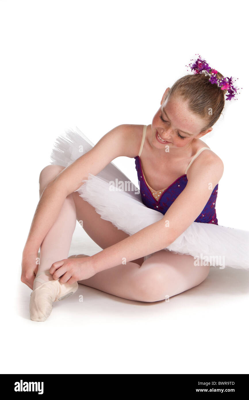 Studio shot di bella giovane ballerina in viola tutu Foto Stock