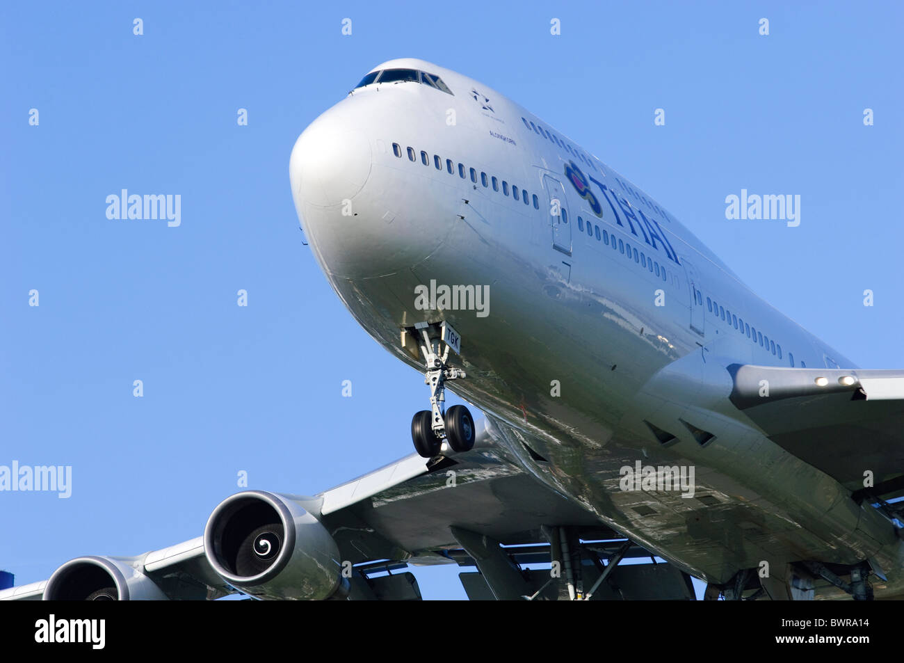 Boeing 747 Thai Airways jumbo jet atterraggio aereo Foto Stock