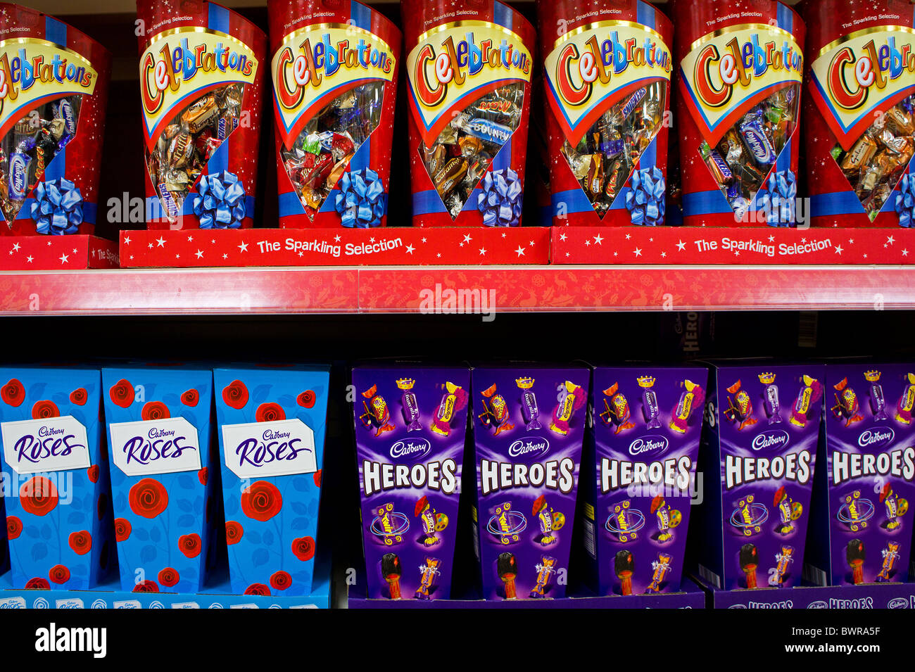 Scatole di cioccolatini in un supermercato Foto Stock