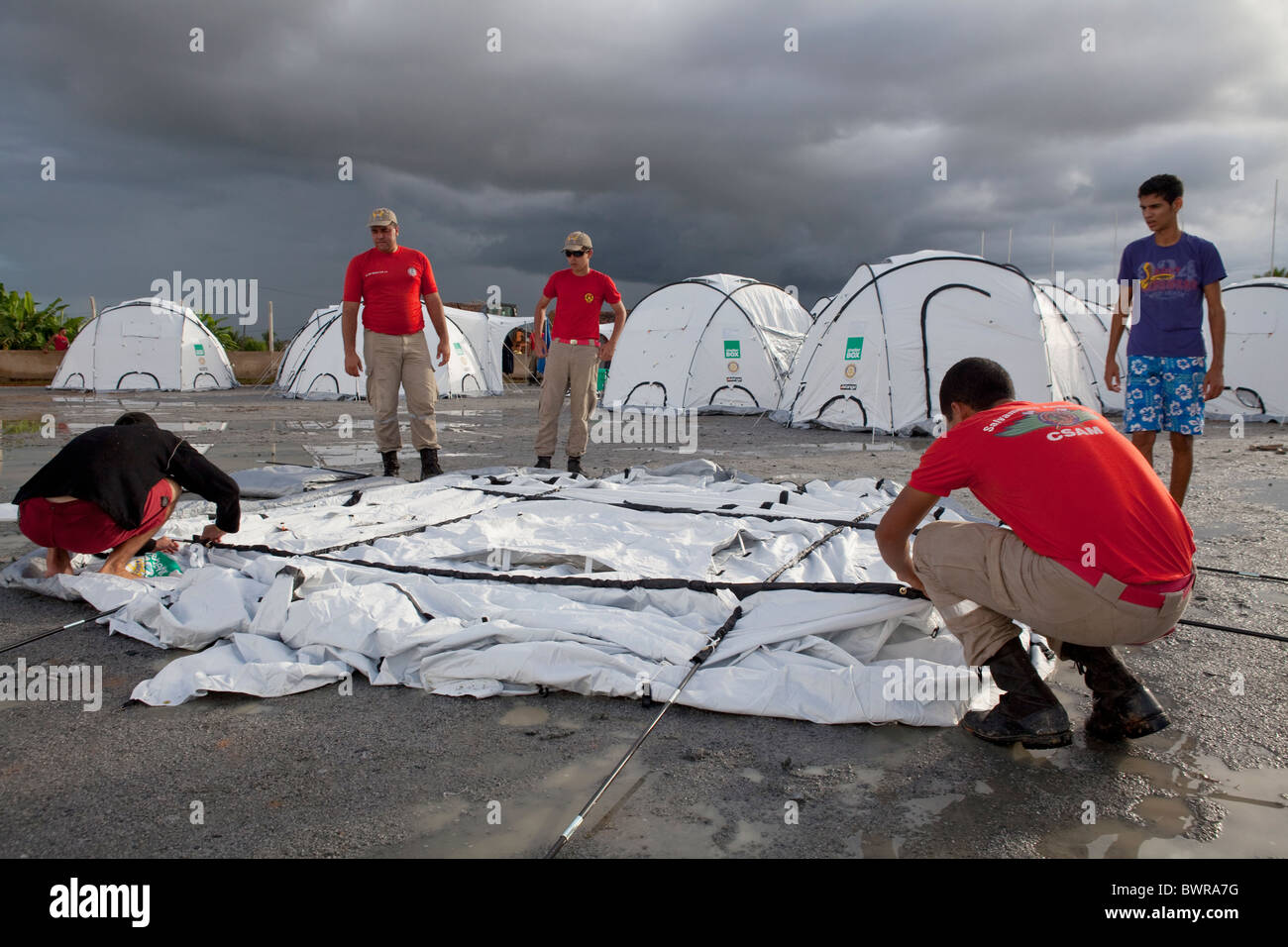 I membri di Alegoas Vigili del Fuoco assistere in impostazione tnets a Uniao dos Palmares, Alegoas, Brasil Foto Stock