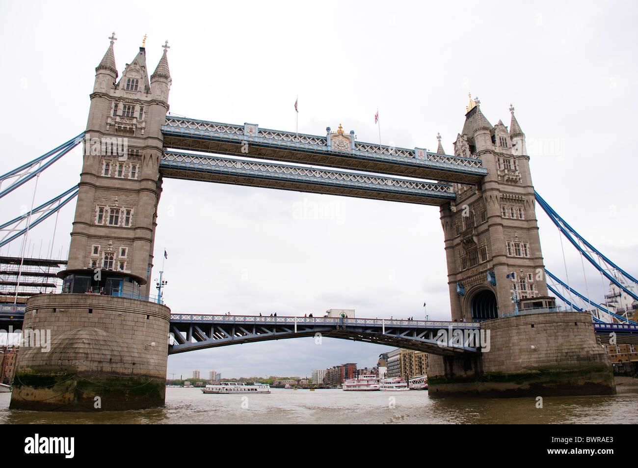 Vista del Tower Bridge dal fiume sottostante Foto Stock