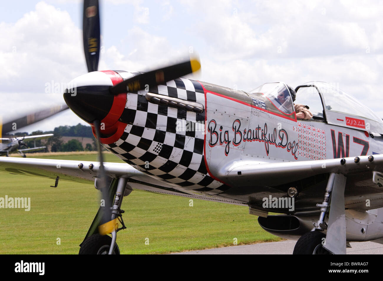 North American P-51D Mustang in rullaggio a Duxford Flying Legends Airshow di Foto Stock