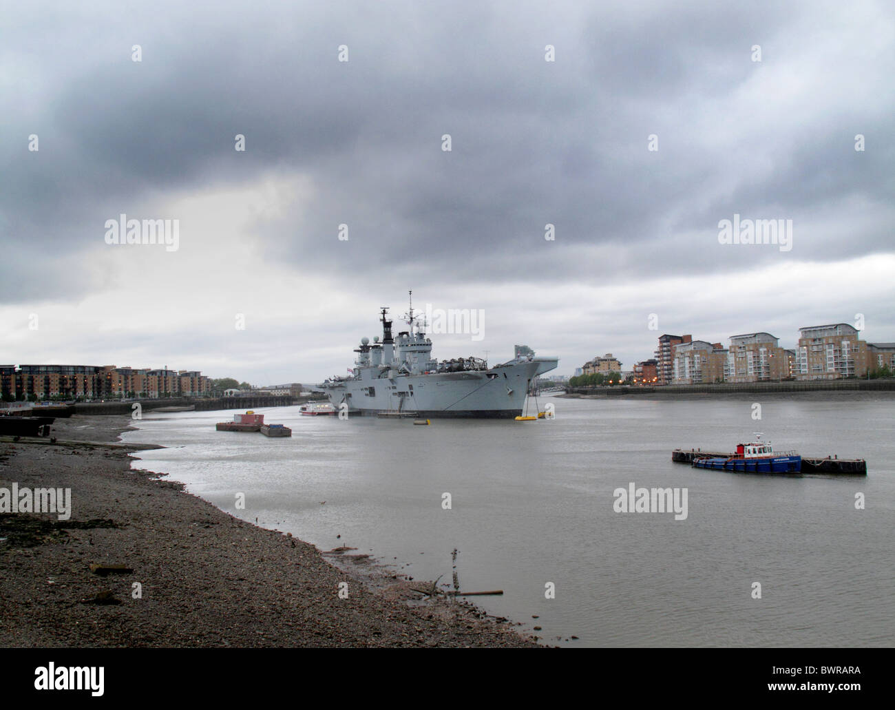HMS illustre ormeggiata nel fiume Tamigi Foto Stock