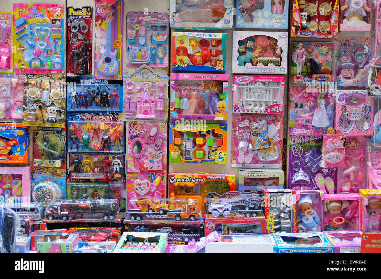 Massa di coloratissimi giocattoli economici sul mercato in stallo Foto Stock