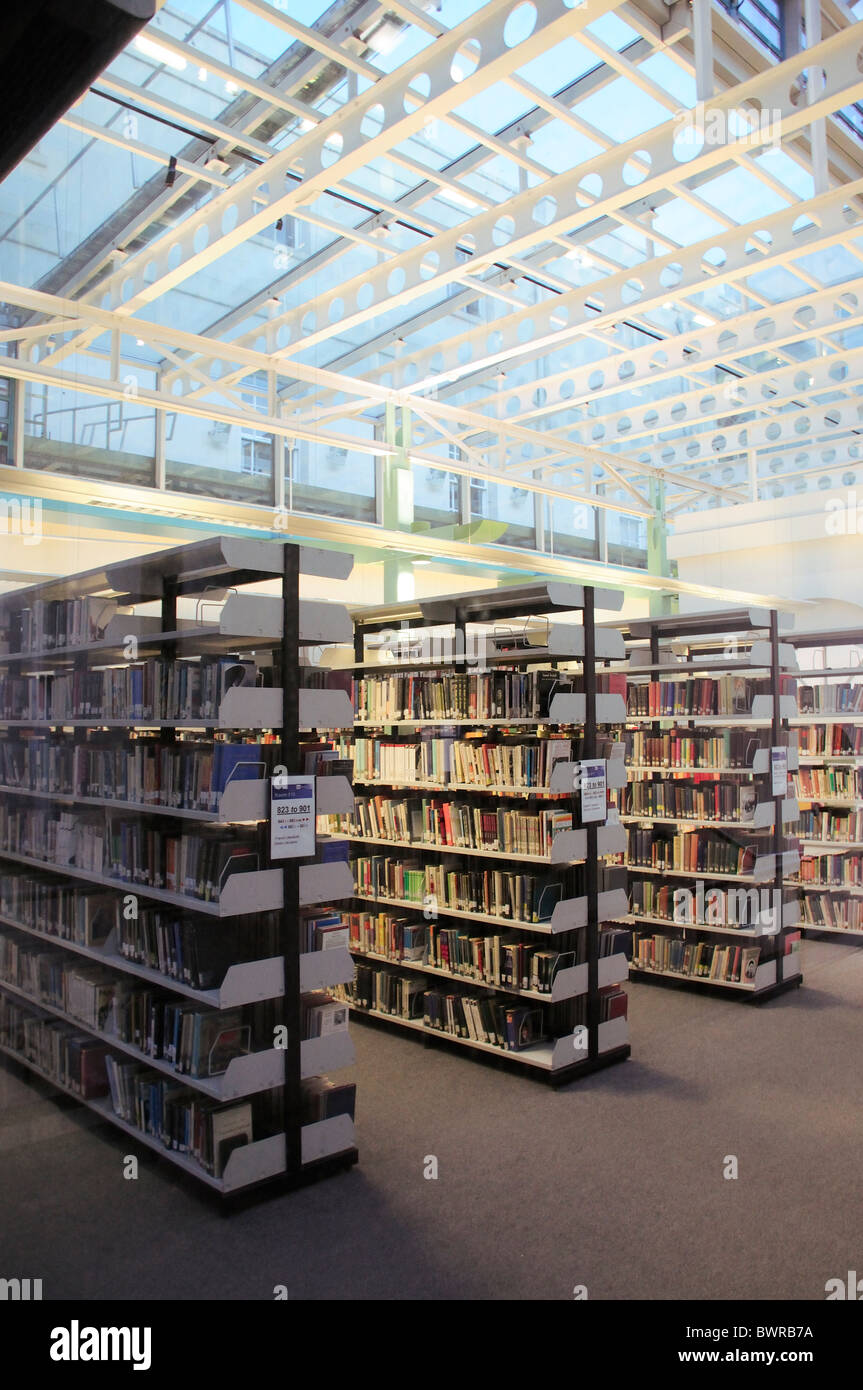 Biblioteca Moderna interno Foto Stock