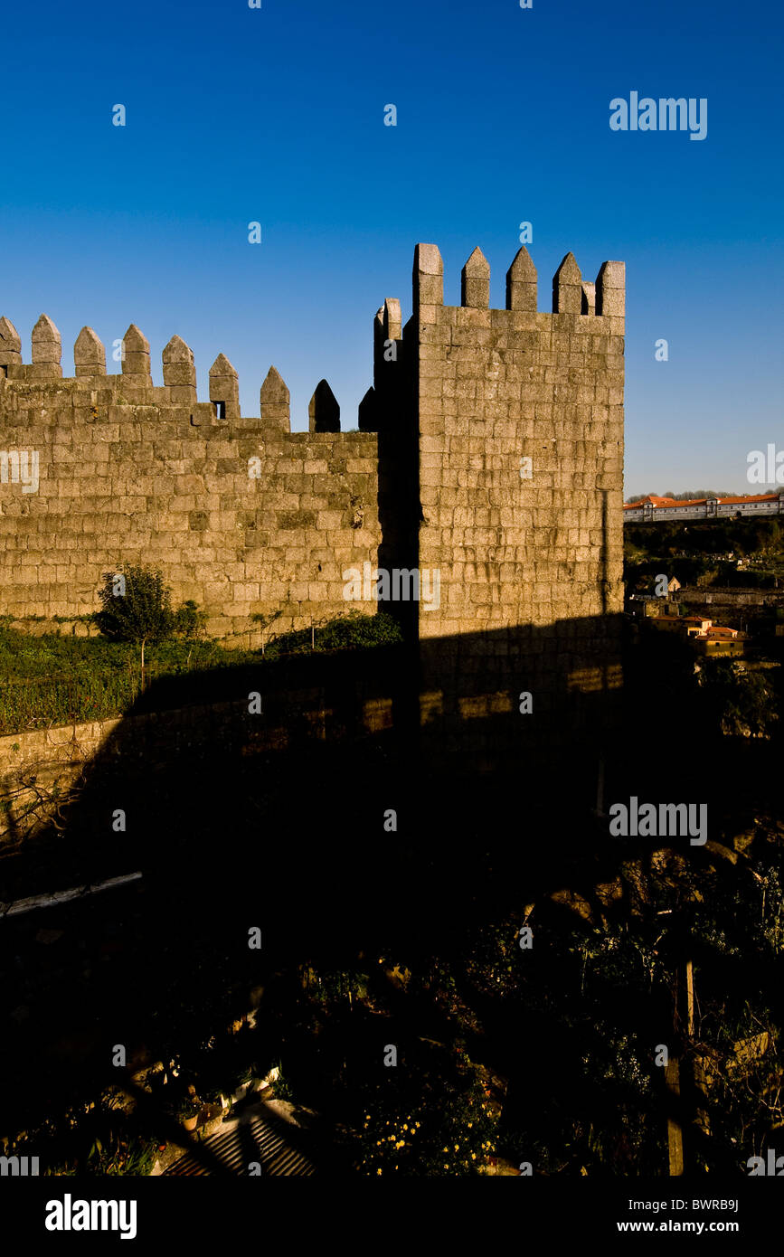 Ombra del treno nel ponte nel muro medievale, Porto, Portogallo. Foto Stock