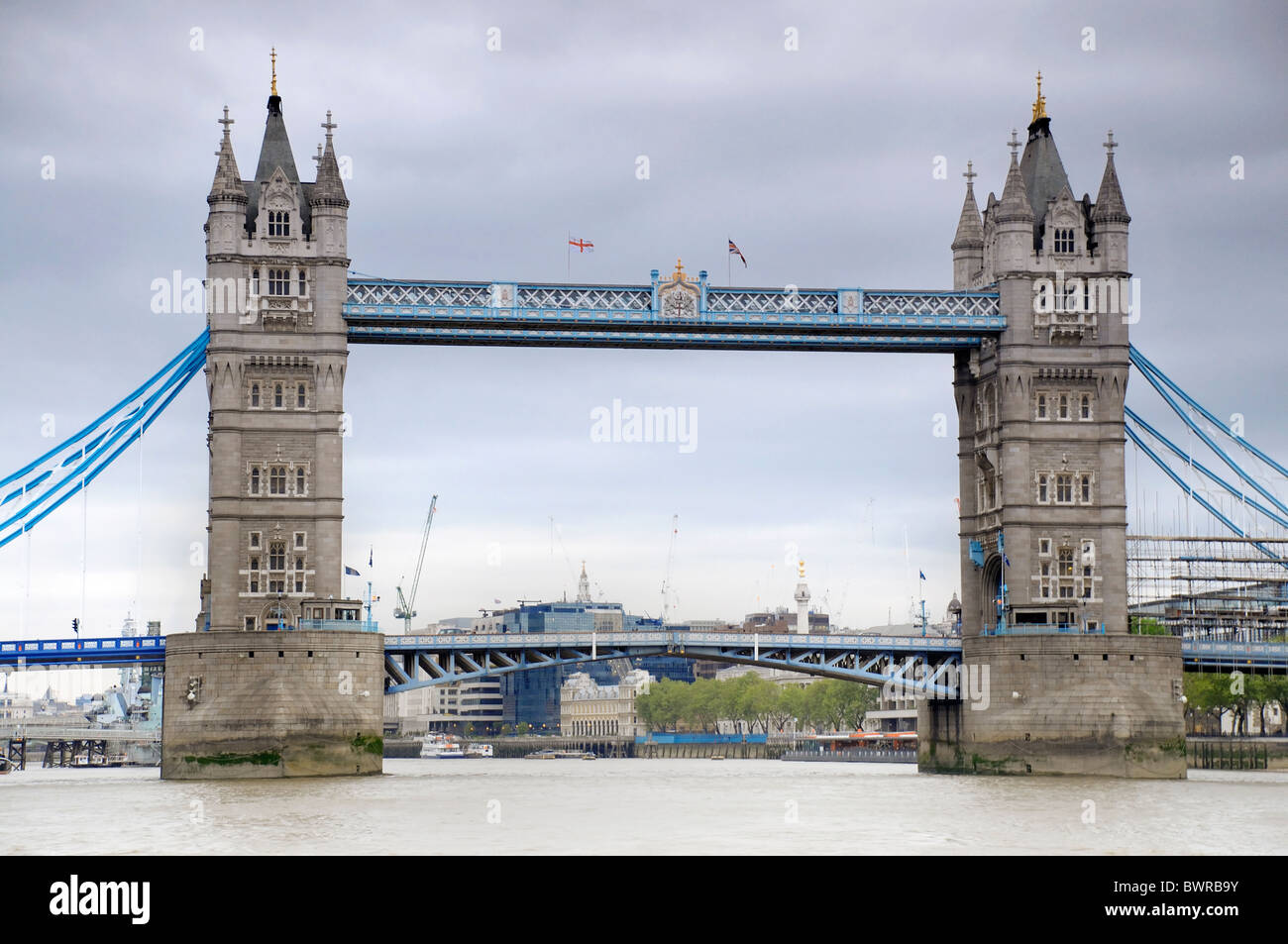 Il Tower Bridge contro il cielo d'inverno Foto Stock