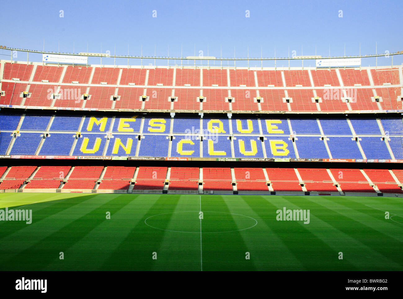 Posti a sedere e il passo all'interno di Barcellona Nou Camp Football Stadium Foto Stock
