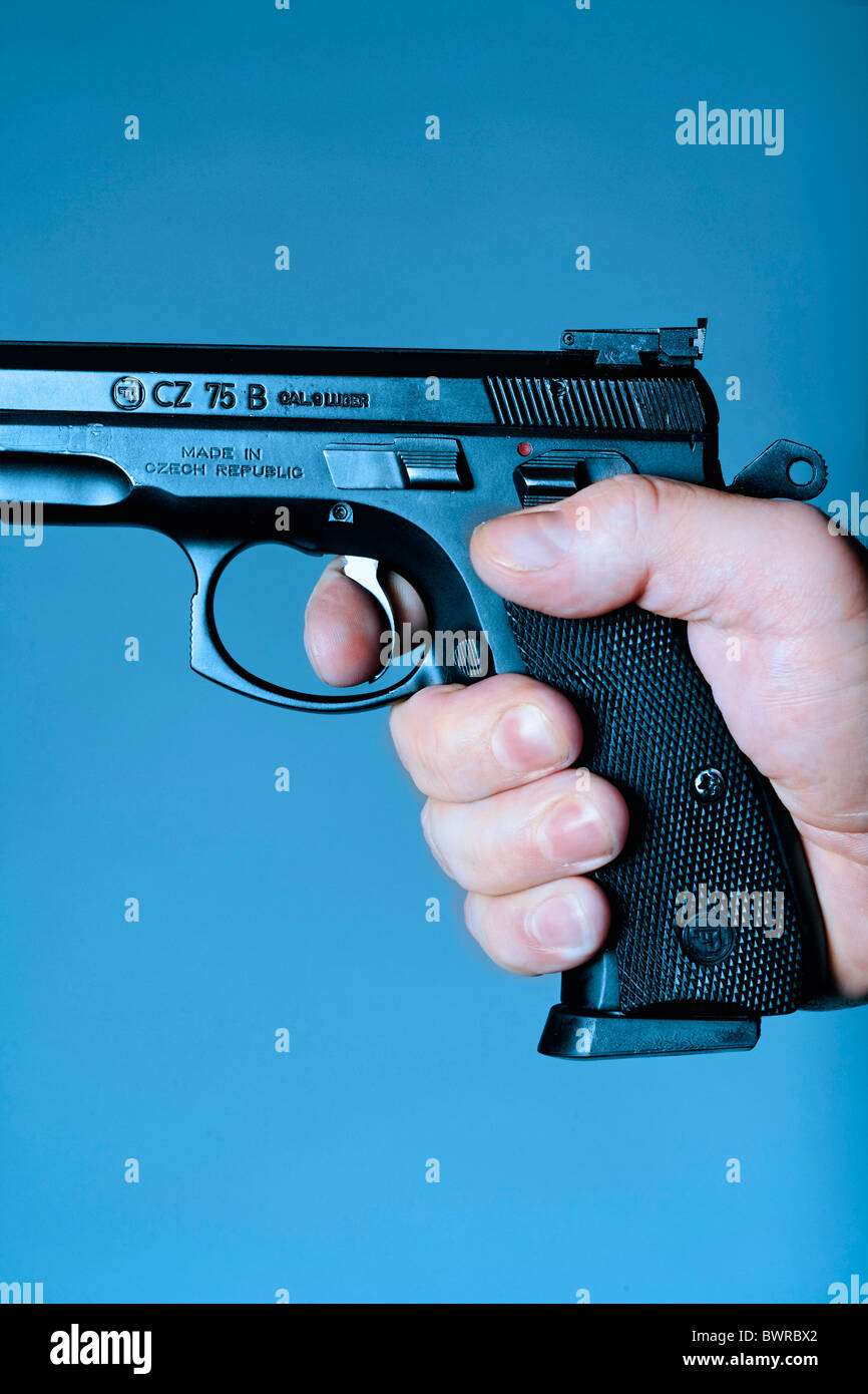 9 mm 9mm persona adulti adulti assassin Close-up pericolo pericoloso dettaglio dita dito arma armi da fuoco g Foto Stock