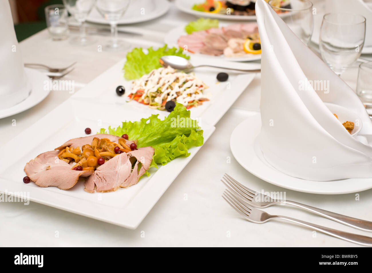 Prevista tabella di ristorante per banchetti con piatti freddi Foto Stock